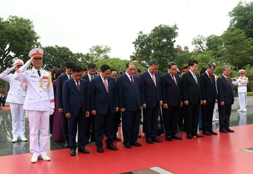 Các đồng chí lãnh đạo Đảng, Nhà nước, nguyên lãnh đạo Đảng, Nhà nước đặt vòng hoa, tưởng niệm các Anh hùng liệt sĩ - Ảnh: VGP/Nhật Bắc