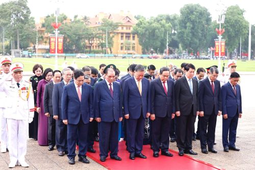 Đoàn đại biểu lãnh đạo, nguyên lãnh đạo Đảng, Nhà nước do Tổng Bí thư, Chủ tịch nước Tô Lâm dẫn đầu thành kính tưởng niệm Chủ tịch Hồ Chí Minh - Ảnh: VGP/Nhật Bắc