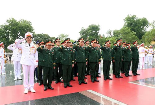 Đoàn đại biểu Quân ủy Trung ương-Bộ Quốc phòng tưởng niệm các Anh hùng liệt sĩ - Ảnh: VGP/Nhật Bắc