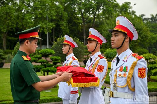 Đội tiêu binh danh dự tập kết ra vị trí phía sau Lăng Bác hoàn thành mọi công tác chuẩn bị.
