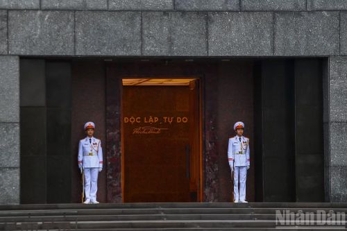 Cửa chính Lăng Bác được mở trước khi Lễ Thượng cờ diễn ra.