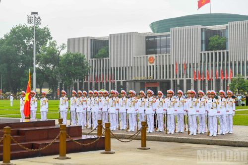 Suốt một phần tư thế kỷ, trong mọi điều kiện thời tiết, những bước chân đều tăm tắp, động tác điều lệnh chuẩn xác và khí thế trang nghiêm của cán bộ, chiến sĩ Đoàn 275 không chỉ góp phần giữ gìn sự tôn nghiêm nơi trái tim chính trị của cả nước, mà còn bồi đắp lòng yêu nước, niềm tự hào dân tộc và ý thức trách nhiệm công dân đối với Tổ quốc.