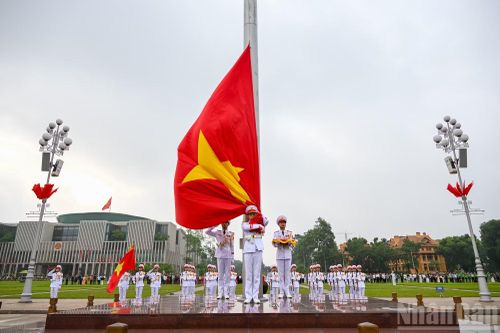 Quốc kỳ tung bay trong nắng sớm.