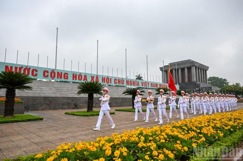 Suốt 25 năm thực hiện Lễ Thượng cờ trên Quảng trường Ba Đình, dù trong bất luận điều kiện hoàn cảnh, thời tiết, cán bộ chiến sĩ Đoàn 275 vẫn luôn kiên định, vững vàng, thực hiện từng động tác điều lệnh chuẩn mực, trang trọng thể hiện khí phách, sự hùng mạnh của Quân đội nhân dân Việt Nam.