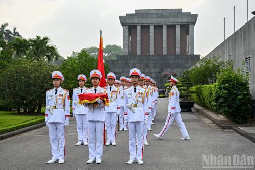 Đội tiêu binh danh dự tập kết ra vị trí phía sau Lăng Bác hoàn thành mọi công tác chuẩn bị.