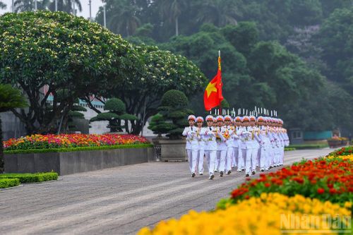 Sau khi thực hiện nghi lễ chào cờ, đội tiêu binh hành tiến một vòng qua trước Lăng, duyệt đội ngũ.