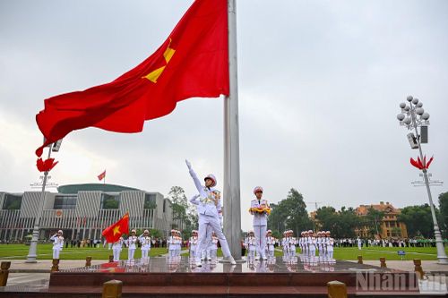 Quốc kỳ tung bay trong nắng sớm.