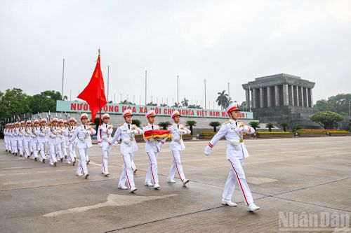 5 giờ 53 phút, trên nền nhạc bài hát "Tiến bước dưới quân kỳ" của nhạc sĩ Doãn Nho, Đội tiêu binh gồm 34 cán bộ, chiến sĩ tiến vào quảng trường. 34 cán bộ chiến sĩ tượng trưng cho 34 đội viên Đội Việt Nam Tuyên truyền Giải phóng quân, tiền thân của Quân đội nhân dân Việt Nam.