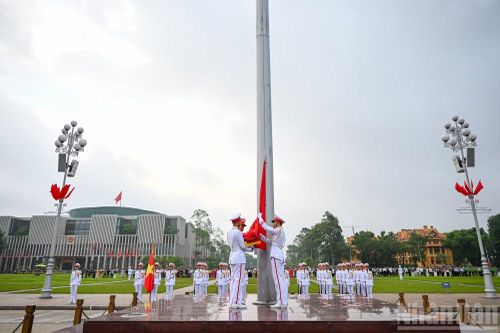 Tổ Quốc kỳ đi nghiêm tiến lên bậc thềm dưới chân cột cờ và thực hiện liên kết cờ.