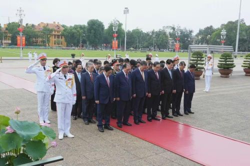 Tổng Bí thư, Chủ tịch nước Tô Lâm dẫn đầu các đồng chí lãnh đạo, nguyên lãnh đạo Đảng và Nhà nước viếng Chủ tịch Hồ Chí Minh.