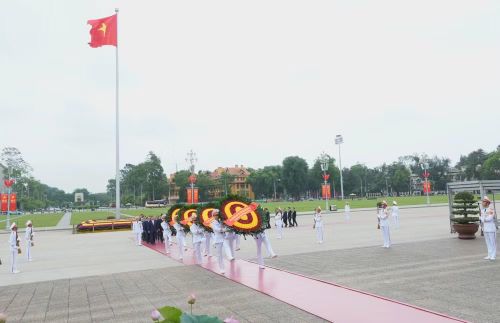 Tổng Bí thư, Chủ tịch nước Tô Lâm dẫn đầu các đồng chí lãnh đạo, nguyên lãnh đạo Đảng và Nhà nước viếng Chủ tịch Hồ Chí Minh.