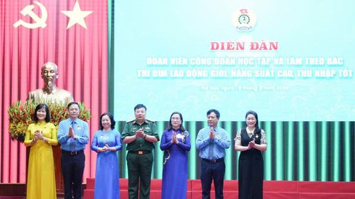 Đại tá Nguyễn Ngọc Huân - Phó Tư lệnh, Tham mưu trưởng Bộ Tư lệnh Lăng Chủ tịch Hồ Chí Minh - và Phó Chủ tịch Thường trực Tổng Liên đoàn Lao động Việt Nam Thái Thu Xương (thứ ba, từ trái sang) trao huy hiệu Bác Hồ cho đại biểu.