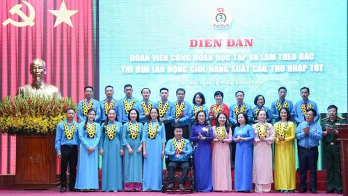 Cán bộ Công đoàn đón nhận Huy hiệu Bác Hồ.