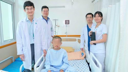Ê-kíp điều trị và bệnh nhi sau ca phẫu thuật.