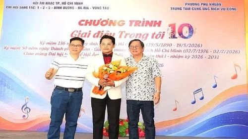 Nhạc sĩ Lê Bá Thường (bên trái) và ca sĩ Nguyễn Hân (đứng giữa) trong Chương trình âm nhạc “Giai điệu trong tôi” lần thứ 10 của Hội Âm Nhạc Thành phố Hồ Chí Minh.
