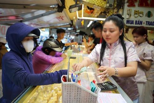 Giao dịch vàng trang sức tại một tiệm vàng ở TP HCM .Ảnh: HOÀNG TRIỀU