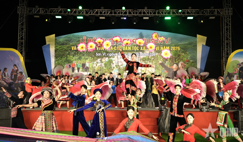 Chương trình nghệ thuật tại Lễ hội chợ Phong lưu Sơn Vĩ góp phần quảng bá bản sắc văn hóa các dân tộc Sơn Vĩ đến du khách gần xa. 