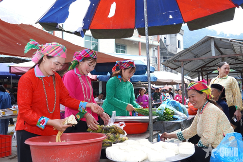 Những gian hàng nông sản dân dã mang đậm hương vị miền núi thu hút đông đảo người dân và du khách tại chợ Phong lưu Sơn Vĩ. 