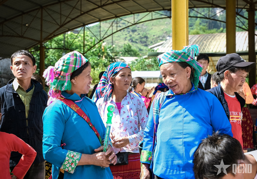 Trong sắc màu trang phục truyền thống rực rỡ, người dân vùng cao vui vẻ trò chuyện, thăm hỏi nhau sau một năm lao động vất vả.