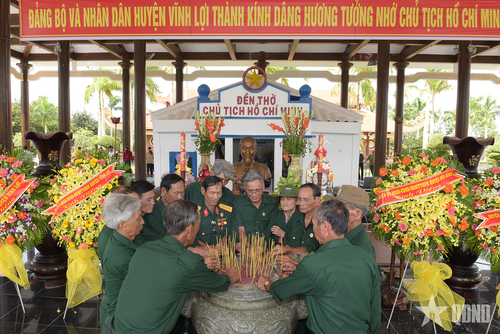  Các cựu chiến binh ở Cà Mau tập trung tại Đền thờ mừng sinh nhật Bác Hồ vào mỗi dịp 19-5 hằng năm. 