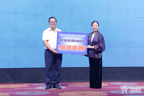 Đại diện Công ty Cổ phần Điện gió Phú Cường (bên phải) trao học bổng khuyến học.