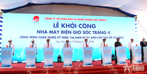 Các đại biểu thực hiện nghi thức khởi công dự án nhà máy điện gió Sóc Trăng 4. Ảnh: DUY KHANG 