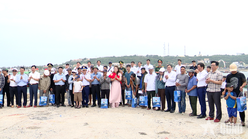 Đoàn công tác Bộ tư lệnh Vùng Cảnh sát biển 1 thăm hỏi, động viên và trao những phần quà ý nghĩa tới ngư dân tại Âu tàu Bạch Long Vĩ.