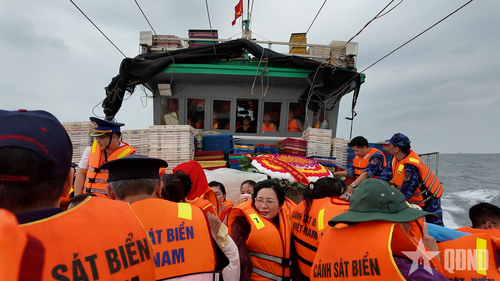 Giữa sóng lớn, đoàn công tác các tỉnh vượt biển, trung chuyển bằng xuồng nhỏ để đến thăm quân và dân đảo Bạch Long Vĩ.