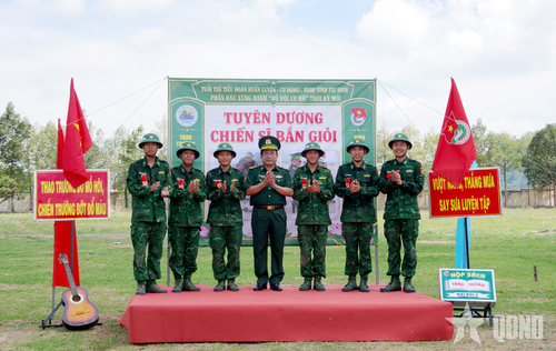  Đại tá Phạm Văn Cờ, Phó chỉ huy trưởng, Tham mưu trưởng Ban chỉ huy Bộ đội Biên phòng tỉnh Tây Ninh tặng hoa bắn giỏi cho các chiến sĩ mới. 