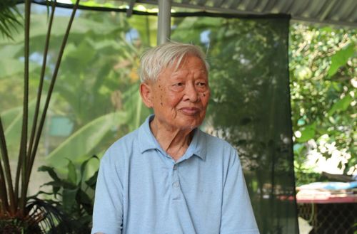 Thầy giáo Hoàng Nguyên luôn đau đáu tìm lại bức ảnh chân dung Bác là món quà mà Người tặng cho Trường THCS Nam Liên.