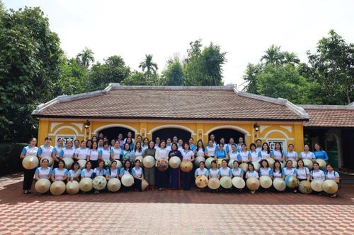 Các đại biểu cùng cán bộ Hội LHPN thành phố chụp hình lưu niệm tại Nhà lưu niệm cụ Huỳnh Thúc Kháng.