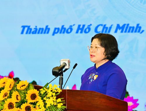  Đồng chí Văn Thị Bạch Tuyết phát biểu tại lễ tuyên dương. Ảnh: VIỆT DŨNG 