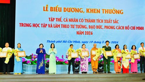  Phó Bí thư Thành ủy TPHCM Văn Thị Bạch Tuyết và Phó Trưởng Đoàn ĐBQH TPHCM Võ Ngọc Thanh Trúc chúc mừng các điển hình được tuyên dương. Ảnh: VIỆT DŨNG 