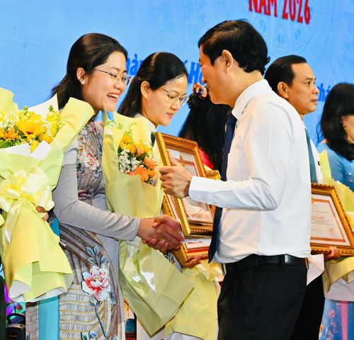  Chủ tịch HĐND TPHCM Võ Văn Minh trao Bằng khen đến các điển hình. Ảnh: VIỆT DŨNG 