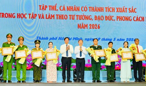  Phó Bí thư Thường trực Thành ủy TPHCM Lê Quốc Phong cùng Trưởng Ban Tuyên giáo và Dân vận Thành ủy TPHCM Dương Anh Đức chúc mừng các điển hình được tuyên dương. Ảnh: VIỆT DŨNG 