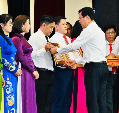  Phó Bí thư Thường trực Thành ủy TPHCM Lê Quốc Phong trao Bằng khen đến các điển hình. Ảnh: VIỆT DŨNG 