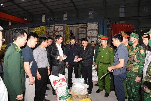 Lãnh đạo C04 và các đơn vị chức năng kiểm tra số lượng caffeine thu giữ được. Ảnh: C04 CUNG CẤP