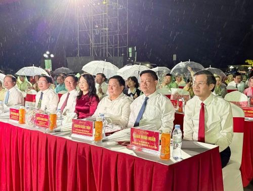 Lãnh đạo Đảng, Nhà nước và các đại biểu dự Chương trình khai mạc Lễ hội Làng Sen 2026.
