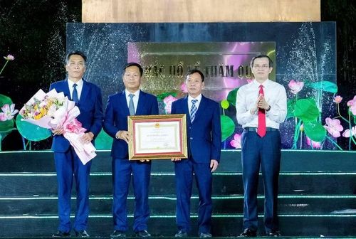 Ông Đoàn Minh Huấn, Ủy viên Bộ Chính trị, Giám đốc Học viện Chính trị Quốc gia Hồ Chí Minh trao Huân chương Lao động hạng Nhất cho Khu di tích Quốc gia đặc biệt Kim Liên.