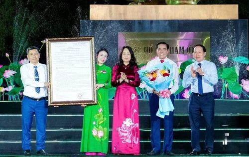 Phó Thủ tướng Lê Tiến Châu và Bộ trưởng Bộ Văn hóa, Thể thao và Du lịch Lâm Thị Phương Thanh trao Quyết định công nhận Khu du lịch quốc gia Kim Liên; tặng hoa chúc mừng tỉnh Nghệ An.