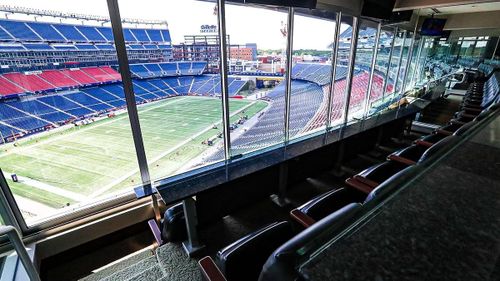 Gillette Stadium còn khẳng định đẳng cấp xa xỉ qua hệ thống phòng VIP và khu vực ghế ngồi cao cấp. Được thiết kế tinh tế với tầm nhìn bao trọn mặt sân, phòng suite tại đây mang đến không gian riêng tư, dịch vụ ẩm thực và tiện nghi công nghệ hiện đại. (Ảnh: Gillette Stadium)