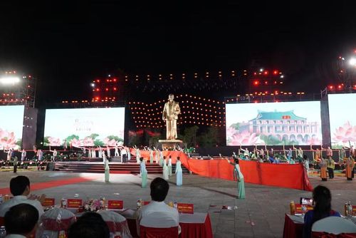 Chương trình nghệ thuật được dàn dựng công phu, ý nghĩa. Ảnh: Hồ Lài