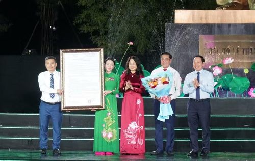 Phó Thủ tướng Lê Tiến Châu trao Quyết định công nhận Khu du lịch quốc gia Kim Liên. Ảnh Hồ Lài