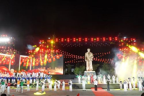 Khai mạc Lễ hội Làng Sen năm 2026 tại sân vận động Làng Sen (Kim Liên, Nghệ An). Ảnh: Hồ Lài