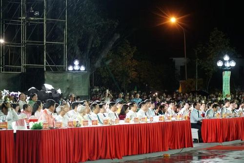 Các đại biểu Trung ương, địa phương tham dự khai mạc Lễ hội Làng Sen 2026. Ảnh Hồ Lài