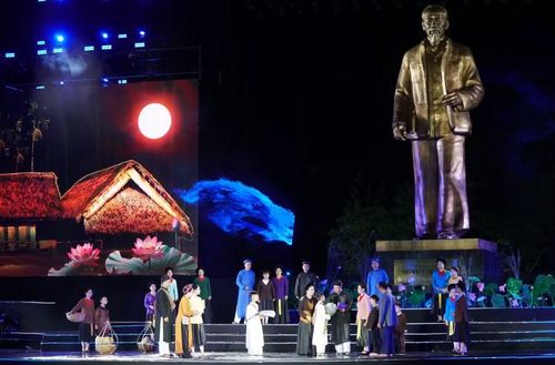 Tiết mục kịch hát dân ca Ví Giặm "Từ lời ru đến chí lớn" tái hiện lại cảnh anh em Nguyễn Sinh Khiêm, Nguyễn Sinh Cung theo cha là cụ Phó bảng Nguyễn Sinh Sắc vào Huế. Ảnh: Hồ Lài