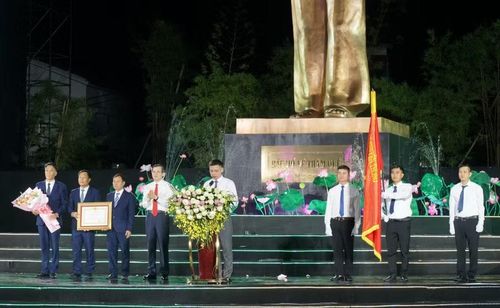 Ông Đoàn Minh Huấn, Ủy viên Bộ Chính trị, Giám đốc Học viện Chính trị Quốc gia Hồ Chí Minh trao Huân chương Lao động hạng Nhất cho Khu di tích quốc gia đặc biệt Kim Liên. Ảnh: Hồ Lài