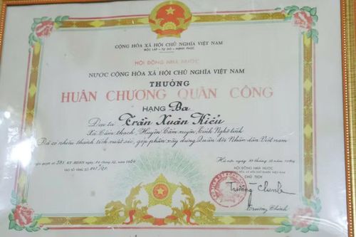 Năm 1984, ông được trao tặng Huân chương Quân công hạng Ba.