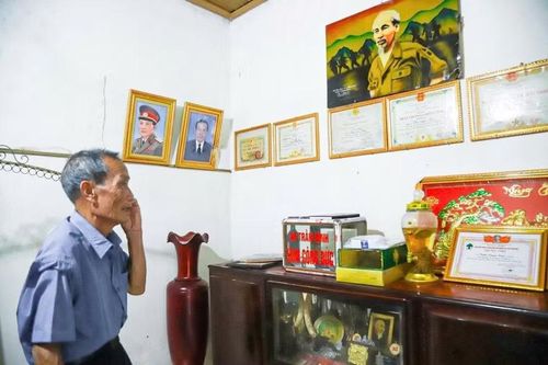 Đại tá Trần Xuân Kiểu và "phòng lưu niệm cuộc đời" của mình.