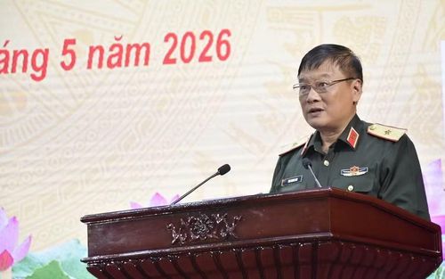 Thiếu tướng, PGS, TS Mai Quang Huy - Phó giám đốc Học viện Kỹ thuật Quân sự phát biểu tại hội nghị.
